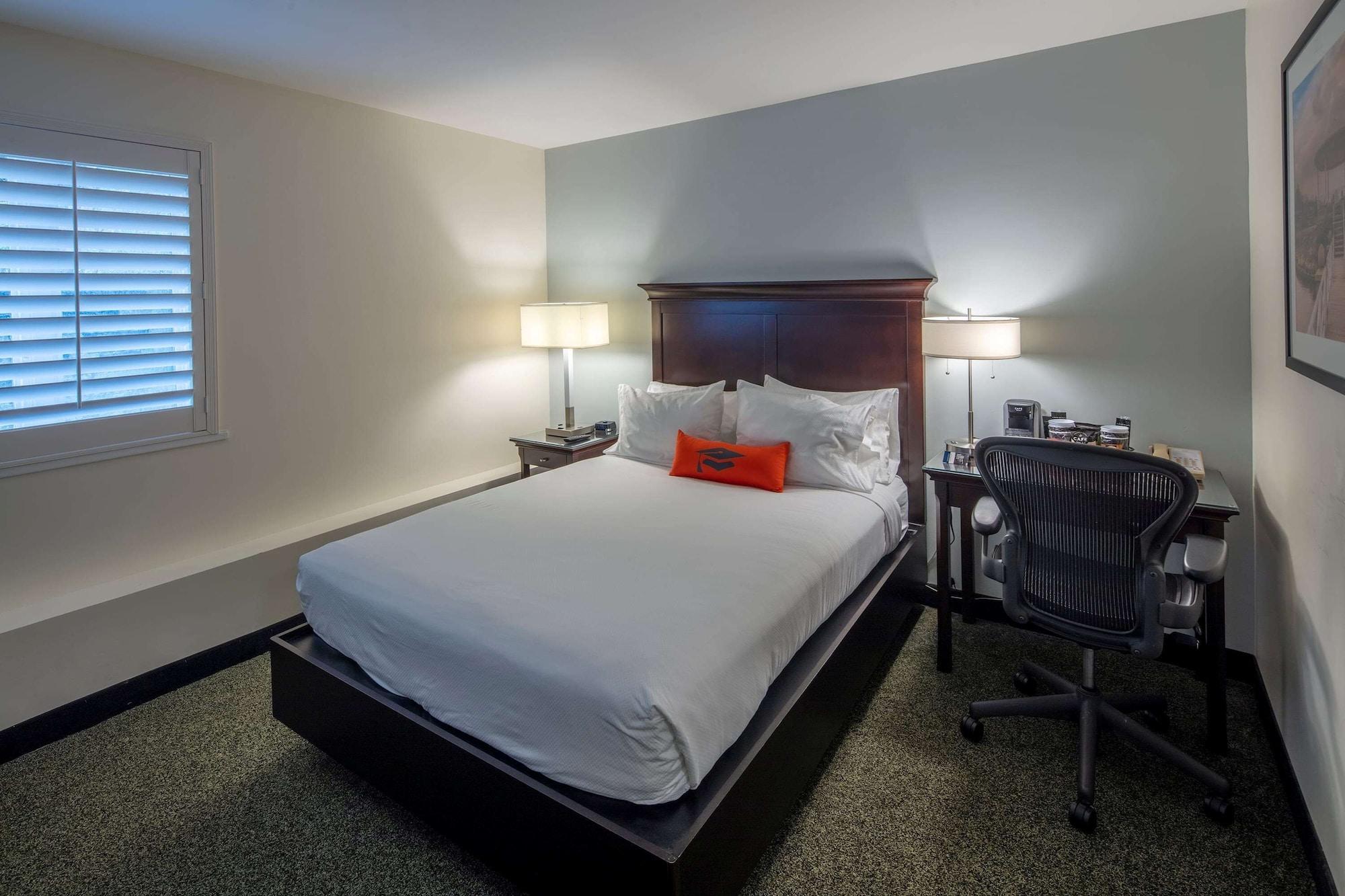 Collegian & Suites, Trademark Collection By Wyndham 4*