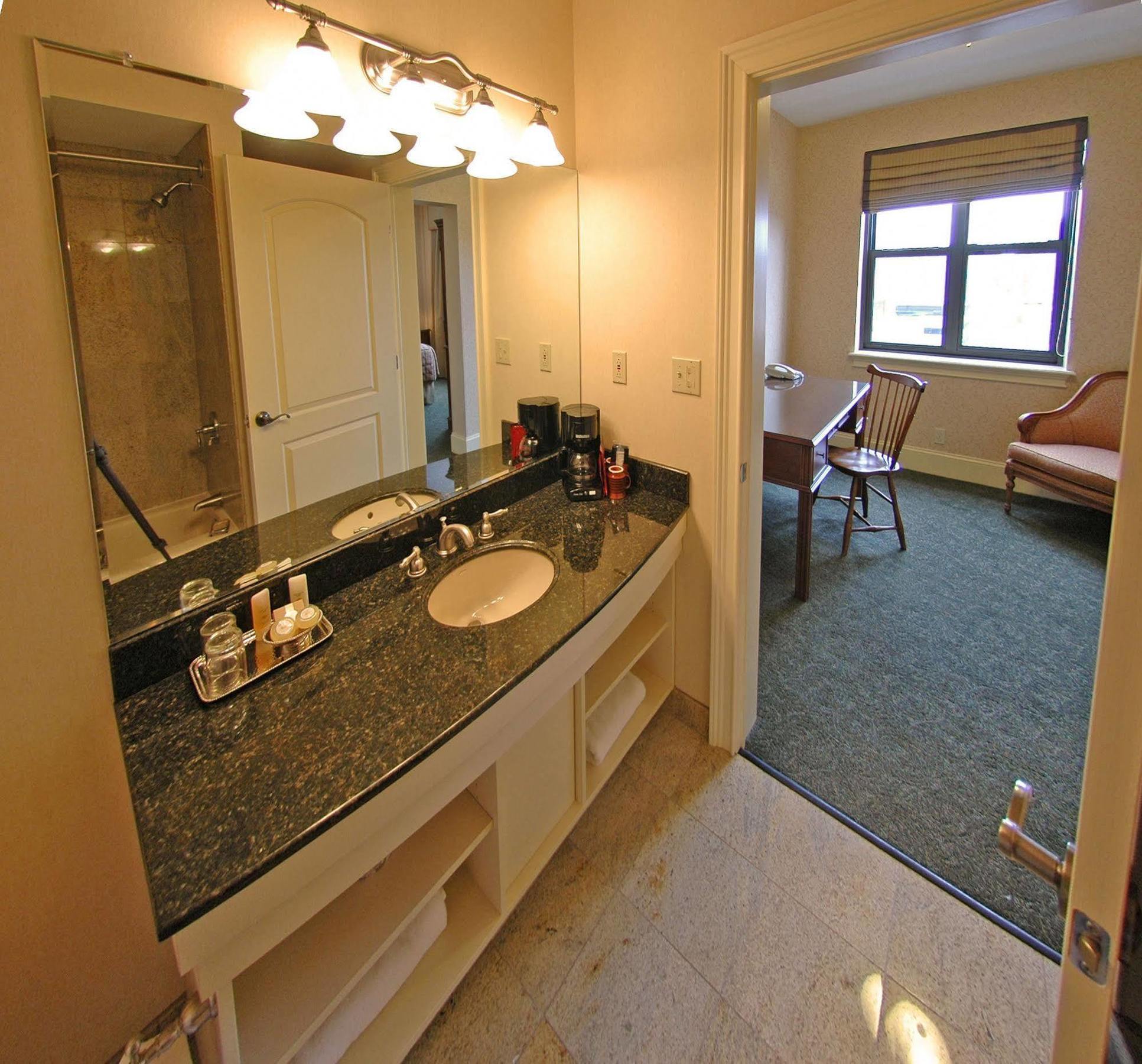 Collegian & Suites, Trademark Collection By Wyndham 4* Syracuse